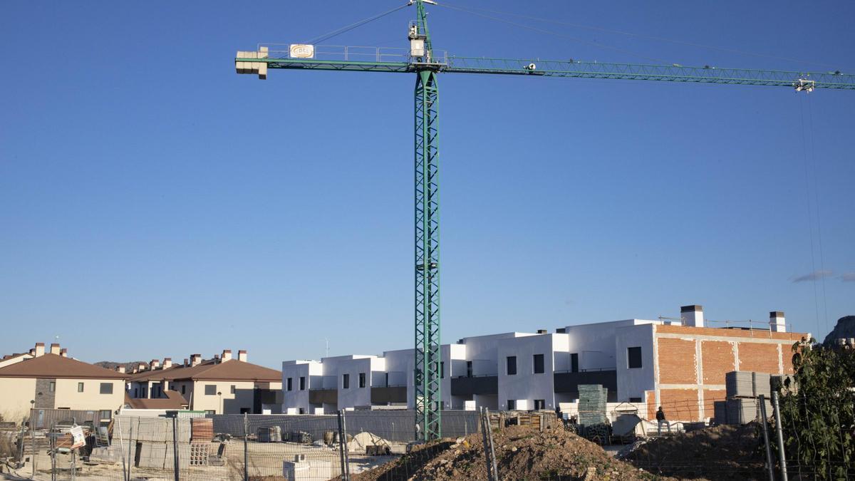 Viviendas en construcción en el sector Pereres de Xàtiva, en una imagen de enero de este año.