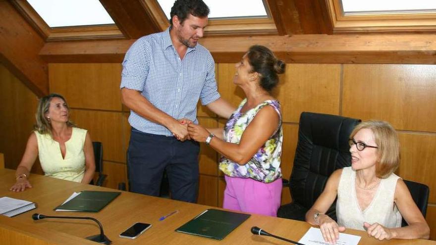 El alcalde y la conselleira Beatriz Mato firmaron ayer el acuerdo. // Bernabé/Víctor Espiño