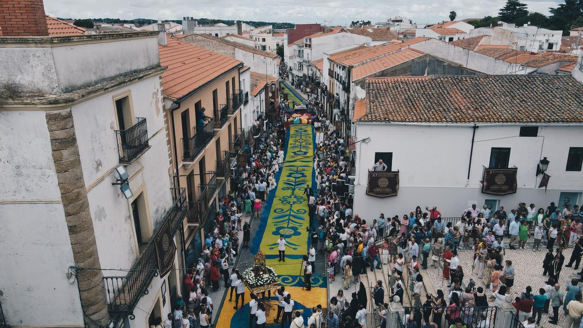 Así es la Fiesta del Corpus Christi de San Vicente de Alcántara a vista de dron.