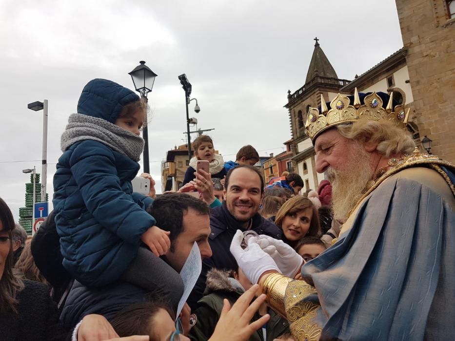 Los Reyes Magos llegan a Gijón para repartir regalos e ilusión