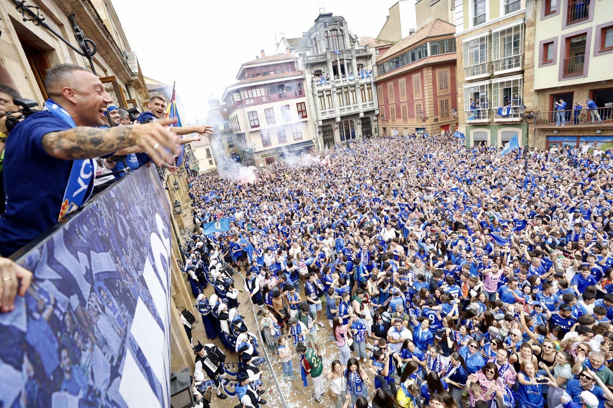 Locura azul en las calles de Oviedo para celebrar el ascenso del equipo a Primera División