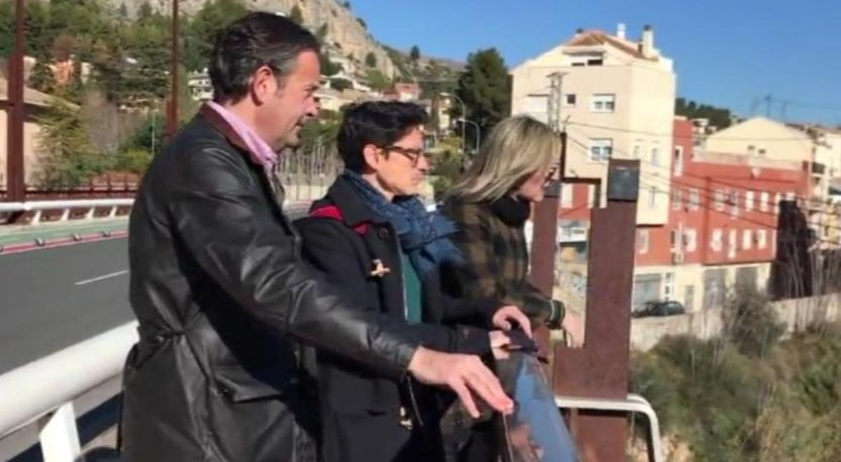 Pastor junto a Quique Ruiz visitando el Centro de Enfermos Mentales
