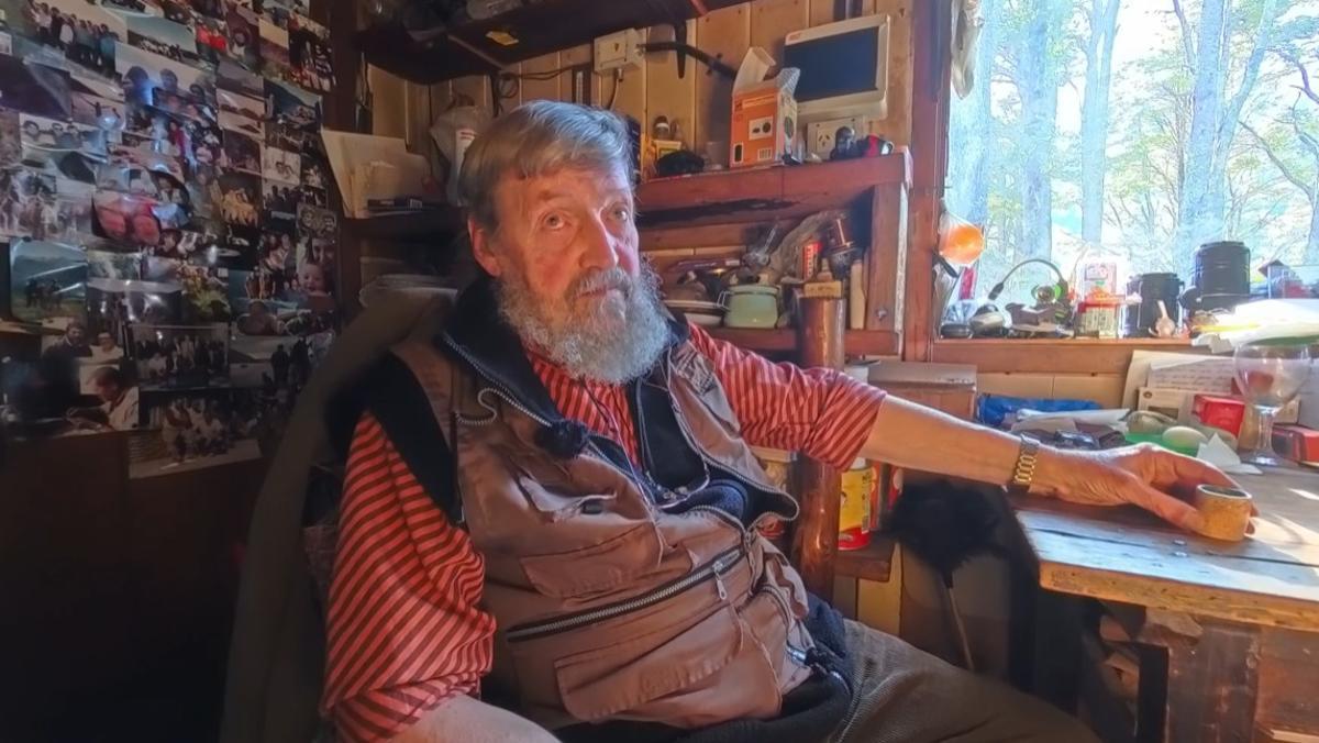 Iván Moricz (84 años) vive aislado en una cabaña desde hace 40 años.