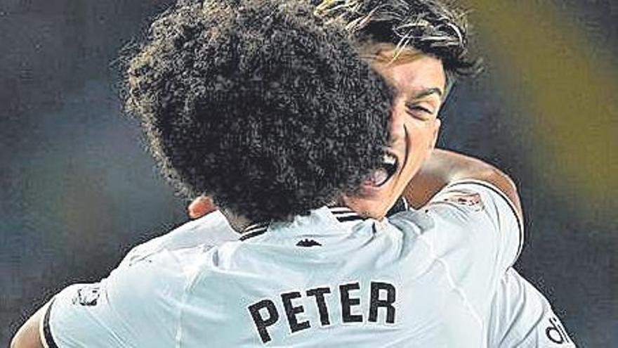 Peter celebra un gol en Montjuïc