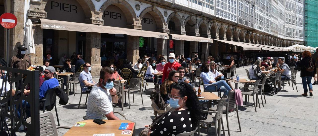 Clientes en terrazas de locales de hostelería de la Marina. |   // VÍCTOR ECHAVE