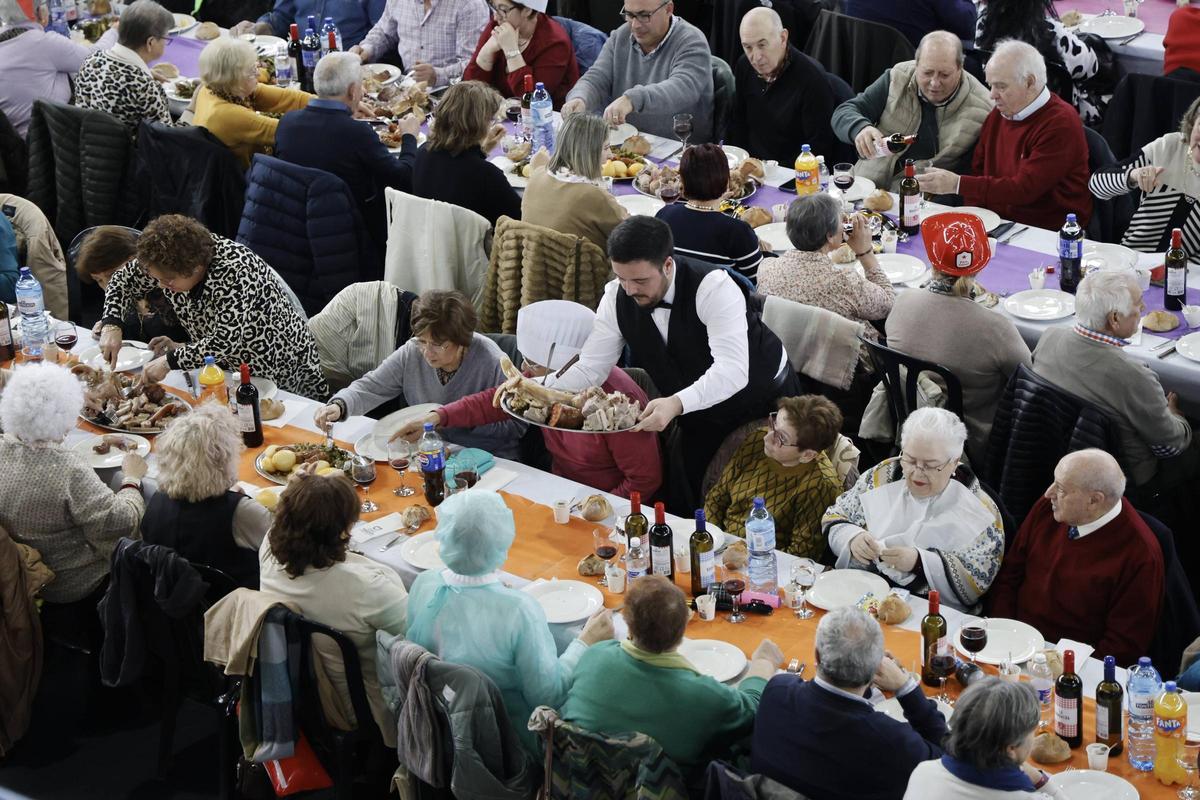 Tributo a los mayores de Ames con más de mil kilos de cocido y música