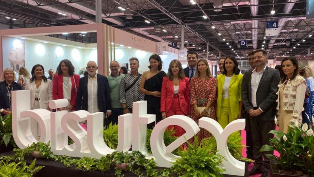 Participantes de Lanzarote Moda en Bisutex junto a  Ariagona González.