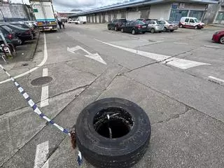 Ruedas tapando alcantarillas y lanchas varadas en maleza: Portos acumula deberes en Ribeira