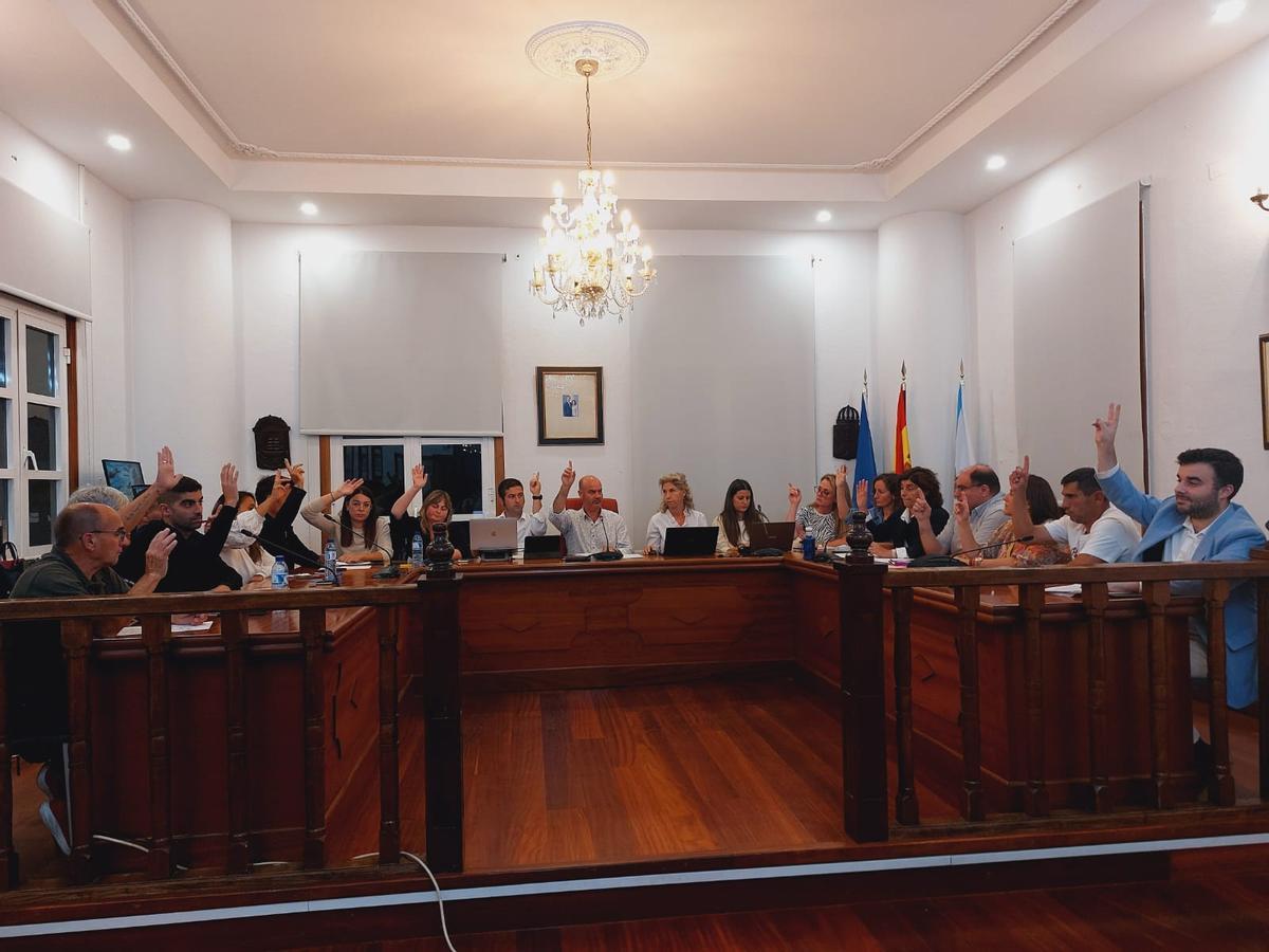 La corporación aprueba ayer por unanimidad la moción con las demandas vecinales de A Roza.