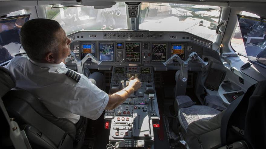 Las aerolíneas obligarán a que haya siempre dos personas en cabina.