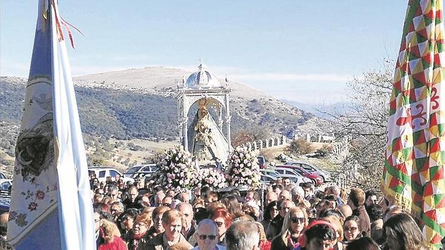 La Virgen de la Sierra es procesionada en rogativas pidiendo lluvias