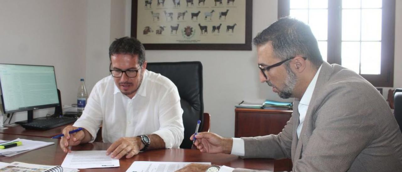 David de Vera (i)  y Esteban Alberto firman la concesión de la ayuda.