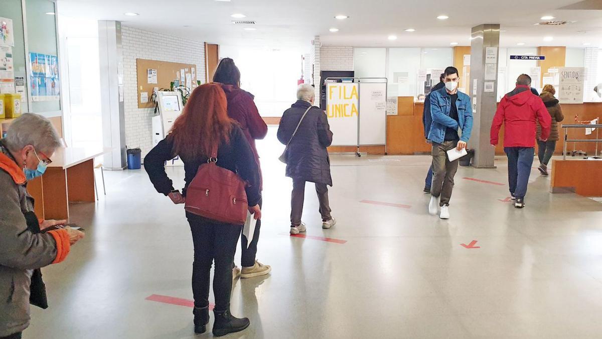 Imagen de archivo de pacientes del centro de salud de Coia haciendo cola para pedir cita médica.