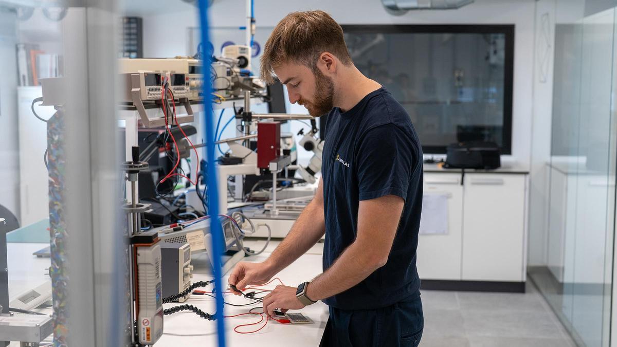 Uno de los investigadores del proyecto Re-cell trabaja en el laboratorio.