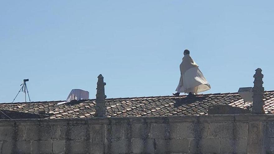 El cura dando la bendición.