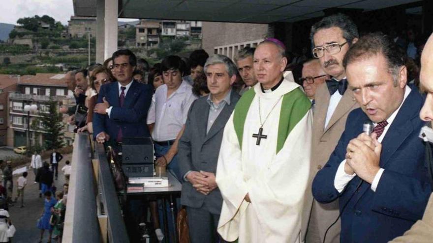 Autoritats en la inauguració del centre sanitari. el juliol del 1981.