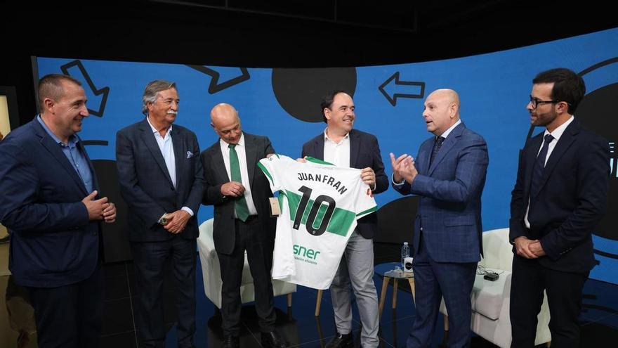 El presidente de la Generalitat, Juanfran Pérez Llorca, visita el innovador Centro de Producción Audiovisual de VegaFibra en Cox