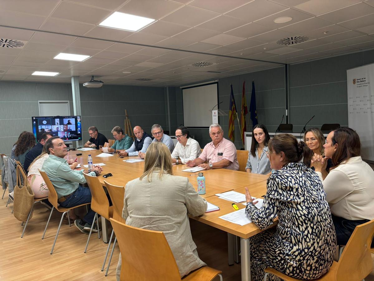 Mesa con Govern, patronales y sindicatos celebrada en octubre de 2025 para aprobar los festivos de este año