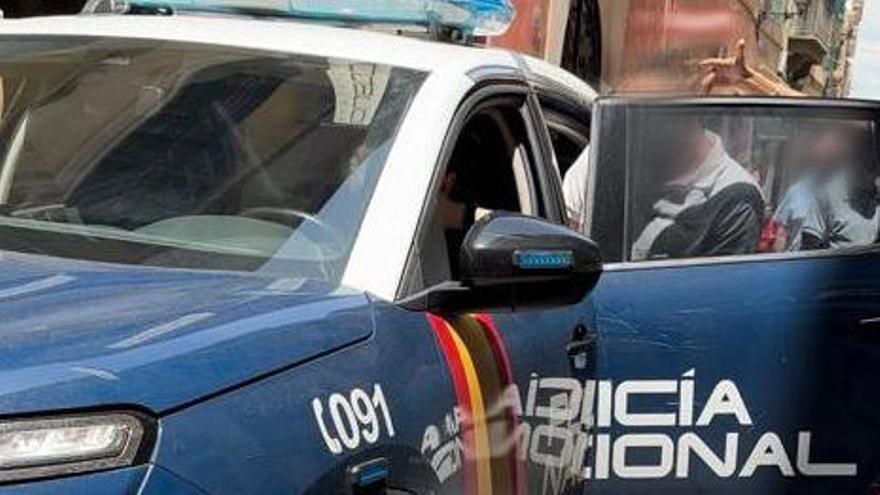 Agentes de la Policía Nacional detienen al fugitivo sueco en Palma.