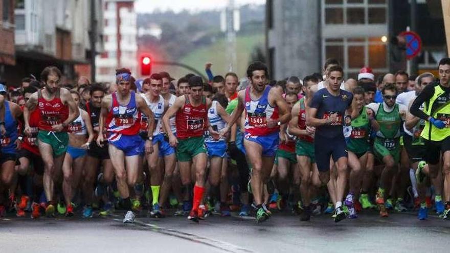 Participantes en la &quot;San Silvestre&quot; avilesina de la pasada temporada.