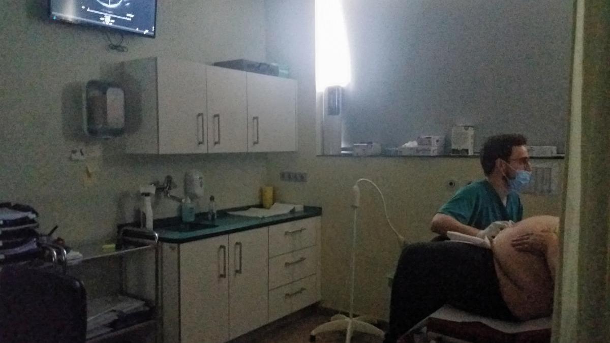 Un médico realiza una exploración convencional con uno de los nuevos ecógrafos a una mujer embarazada en una de las consultas del Hospital Santa Lucía