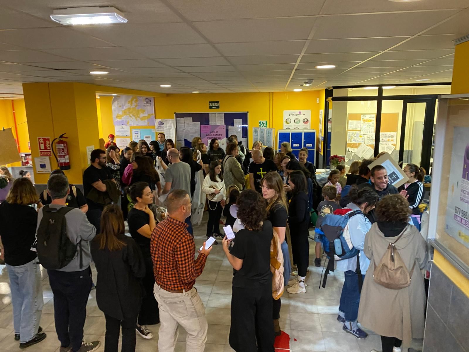 Encierro de docentes en el instituto de Llanes