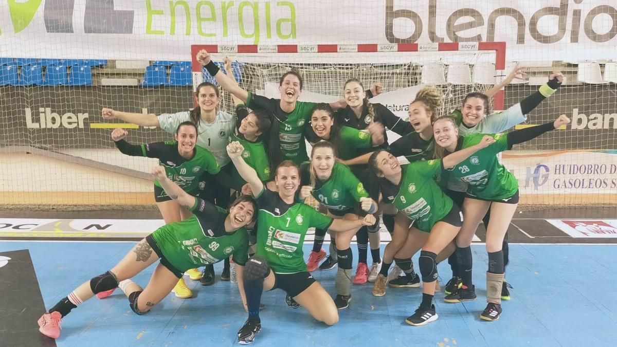 El Adesal Córdoba celebra la victoria conseguida en la cancha del Pereda.