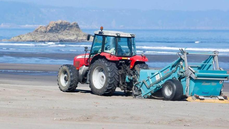 Labores de limpieza en la playa de Bayas.