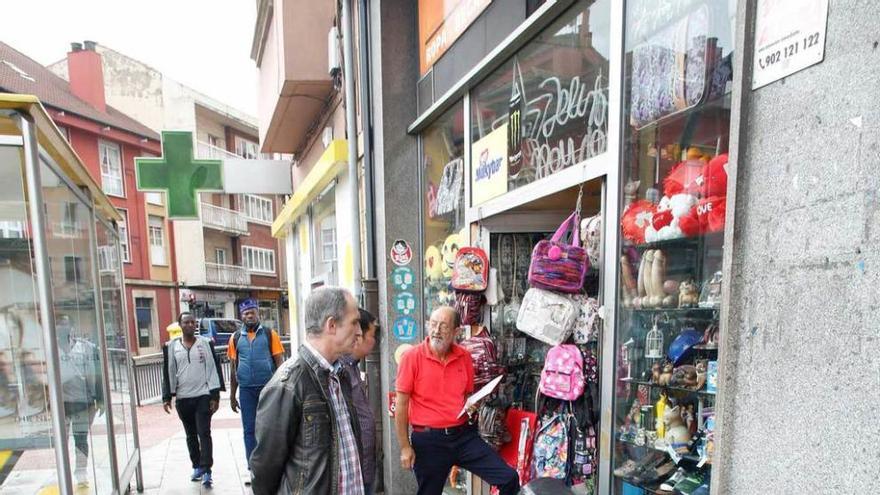 A la izquierda, bolsas con mercancía irrecuperable ante un bazar de Llano Ponte. A la derecha, el estudio del fotógrafo Javier Granda, anegado.