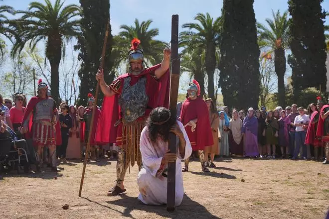 La Alcazaba arropa el estreno del Vía Crucis Viviente fuera de Cerro del Reyes ante cientos de personas