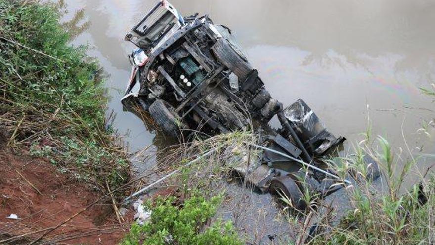 Tallen avui durant sis hores la C-55, a Collbató, per retirar el camió accidentat al riu