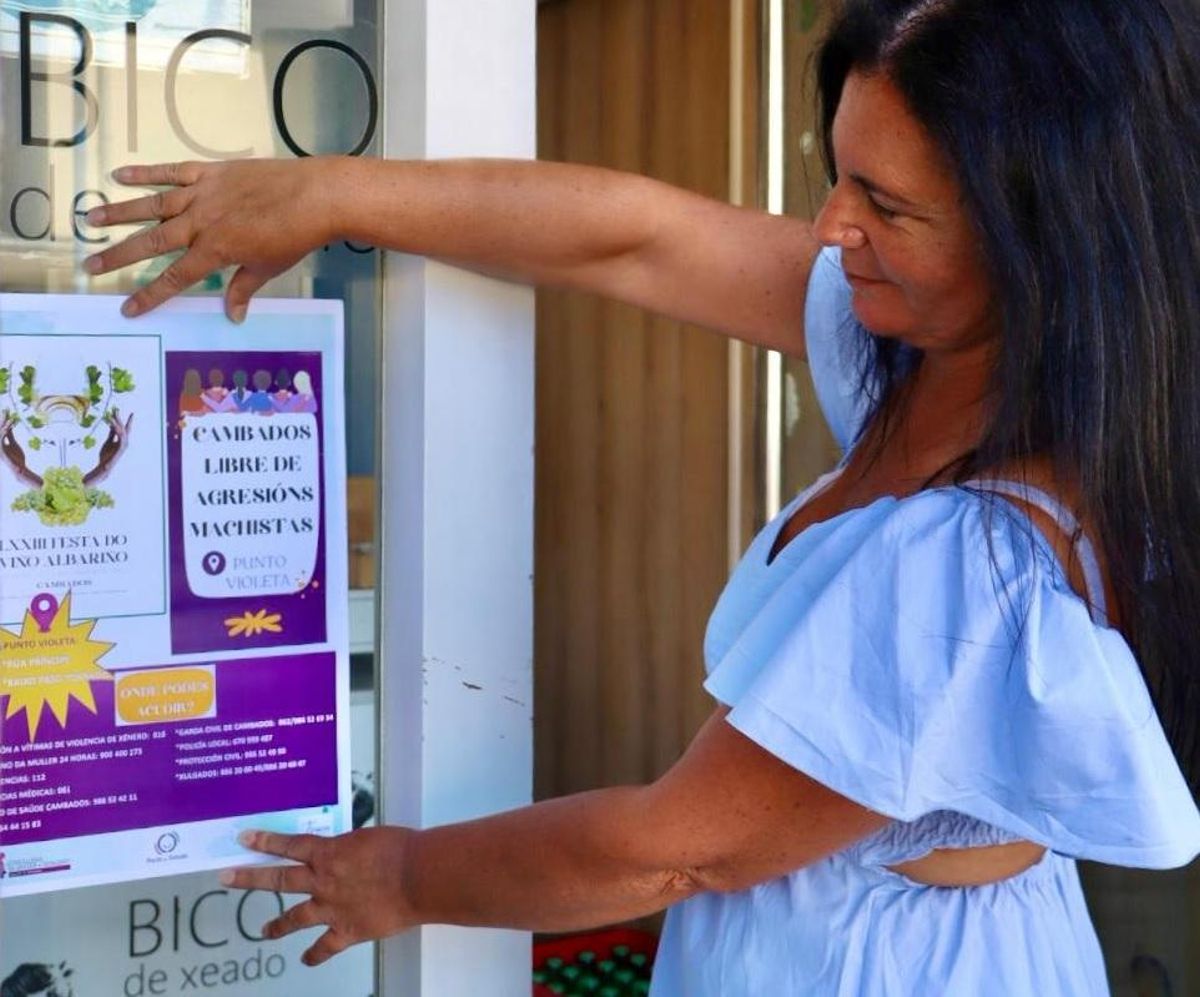 Pérez con uno de los carteles distribuidos por los locales.
