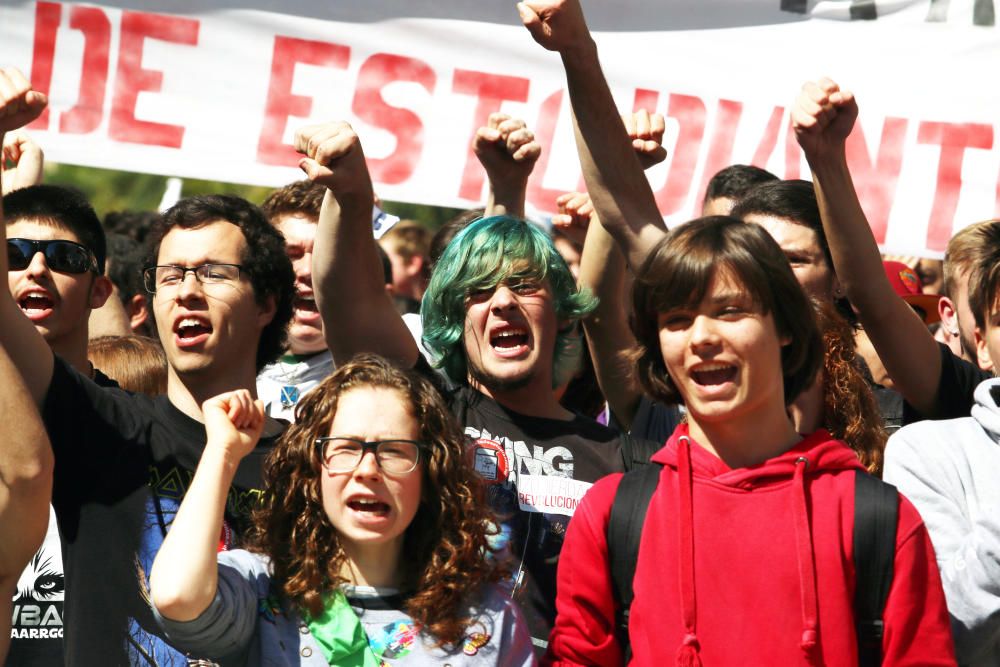 En la segunda de las dos jornadas de huelga, los jóvenes de la capital protagonizan una marcha hasta el Rectorado