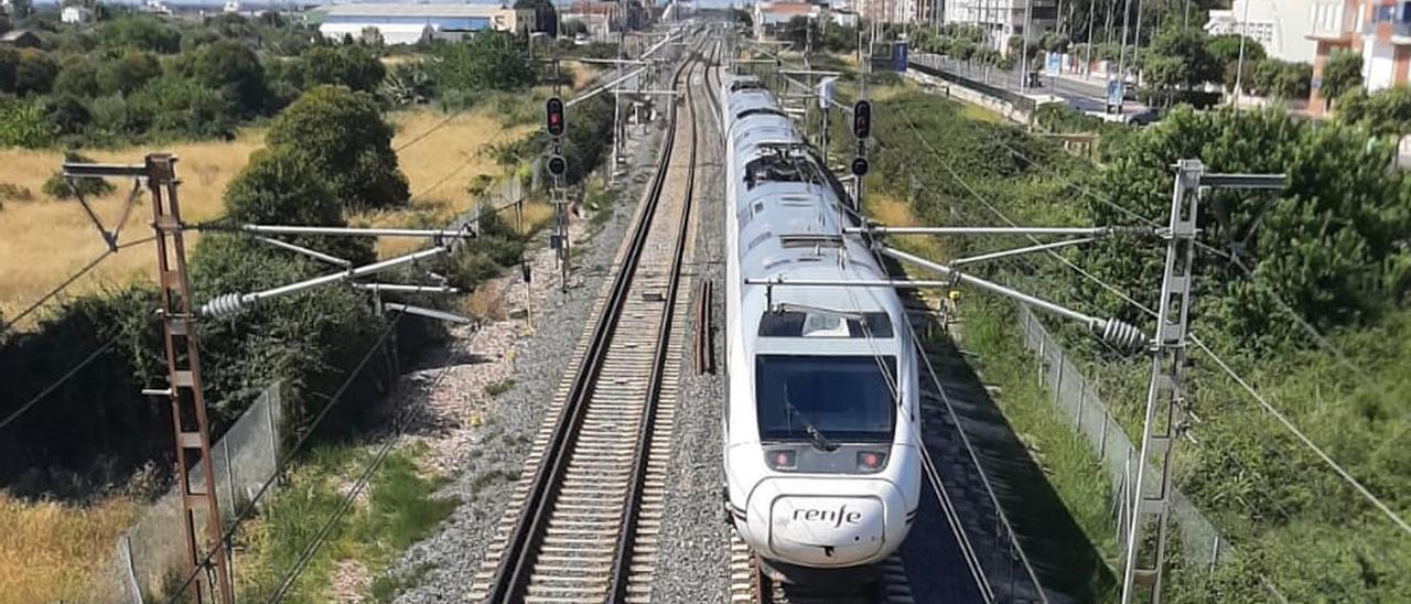 La línea ferroviària transcorre per l’est, al costat del nucli urbà de Vila-real.