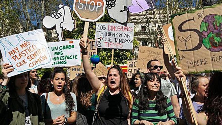 Sevilla Centenars de joves, als carrers de la ciutat