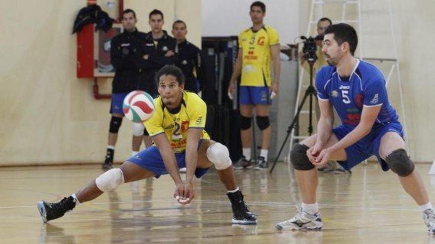 Edmond Solanas recepciona una bola en la final de la Copa Príncipe.