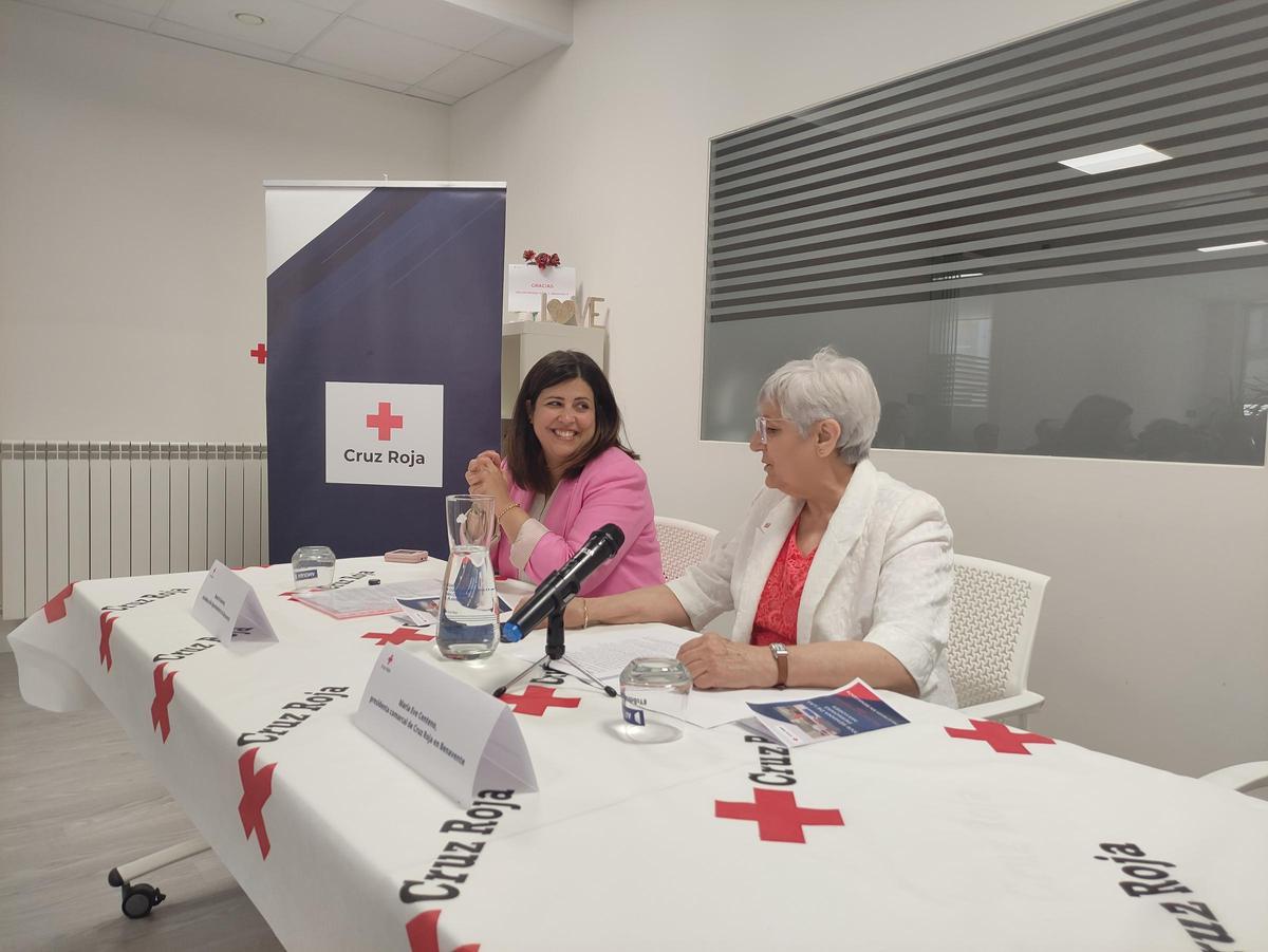 La alcaldesa (izquierda) junto a la presidenta comarcal de Cruz Roja Benavente (derecha) en la inauguración de las actividades.