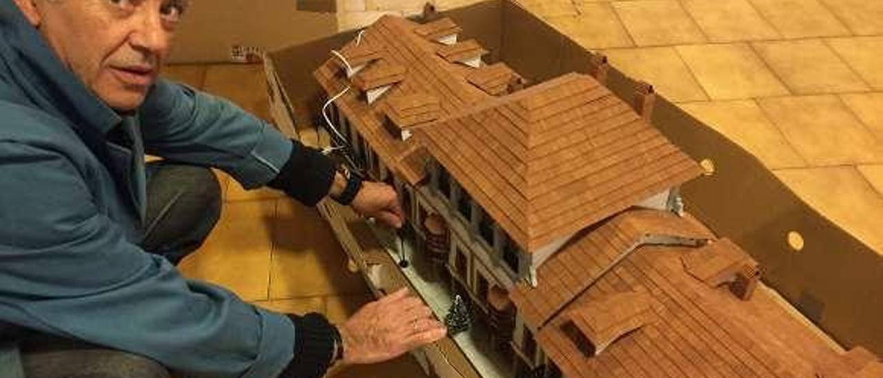 Emilio Álvarez, ayer, a punto de sacar la miniatura de la casa de los canónigos para su instalación en el belén, en Pravia.