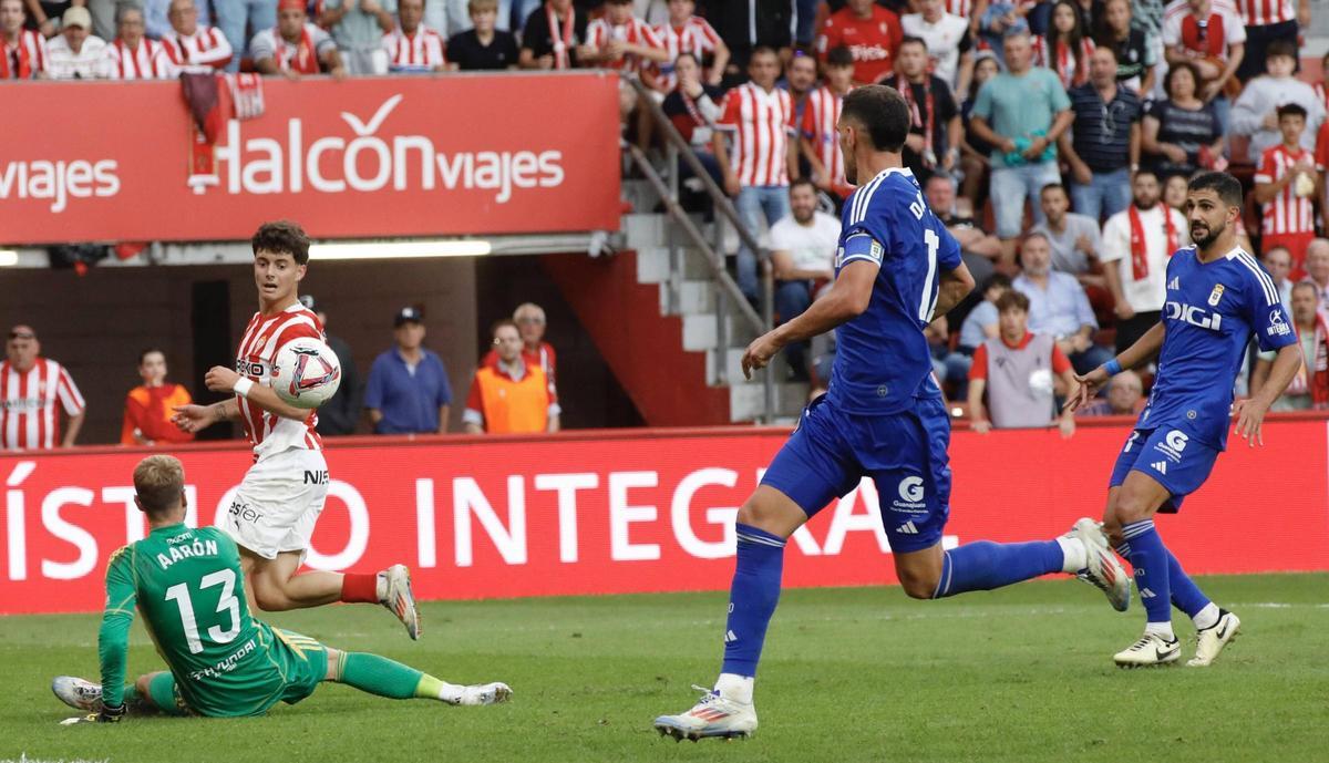 Derbi asturiano: las imágenes del partido entre el Sporting y el Oviedo en El Molinón