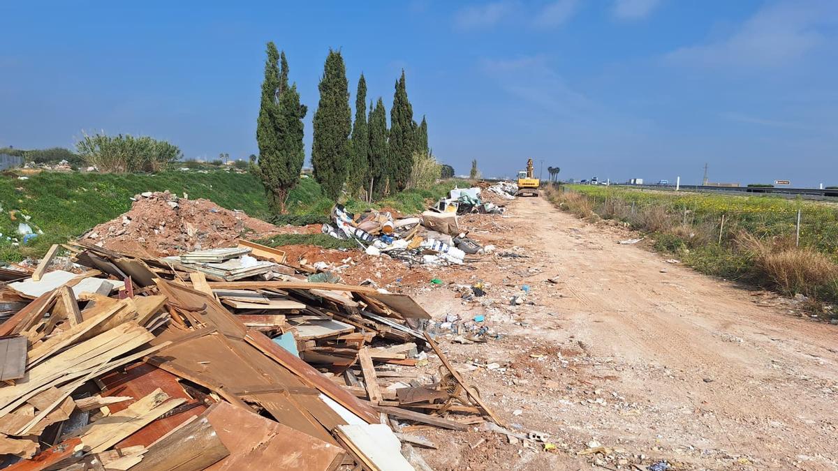 Fotogalería I Las imágenes del macrovertedero junto a la AP-7 en Vila-real