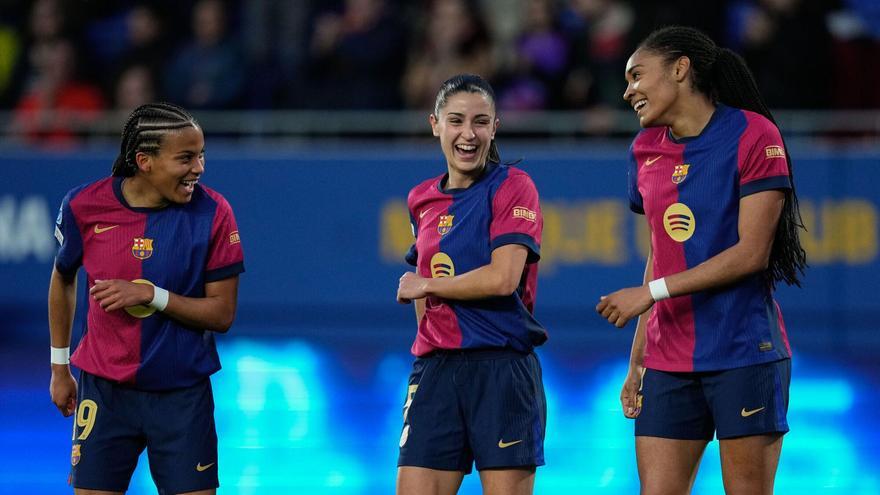 Salma, Vicky y Jana celebrando el segundo gol del Barça ante el Wolfsburgo