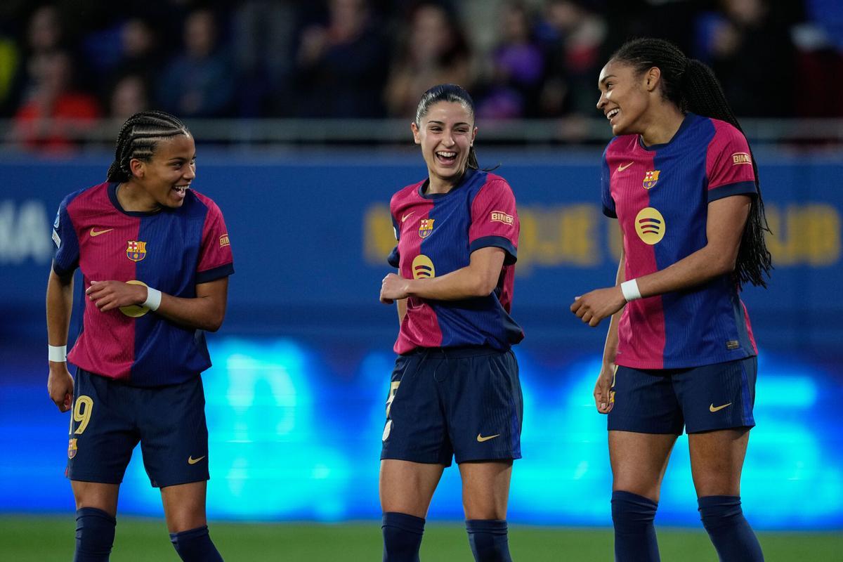Salma, Vicky y Jana celebrando el segundo gol del Barça ante el Wolfsburgo