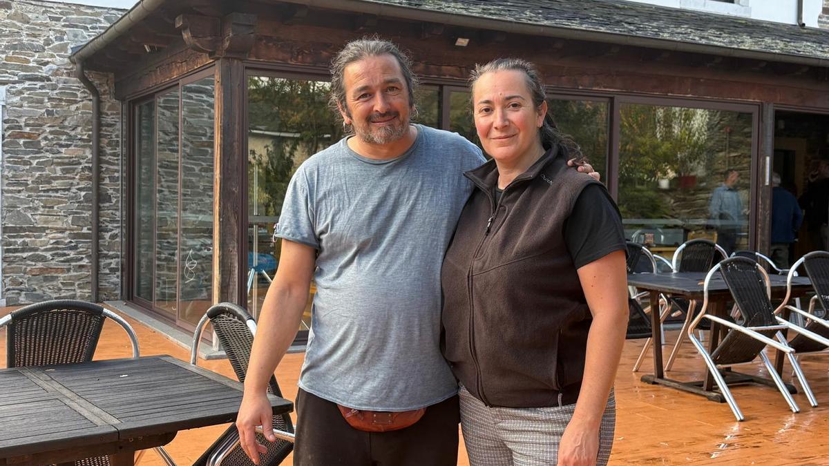 Fernando Llano y Marta Tapia en la zona del bar del hotel rural L'Anceo de Cibuyo.