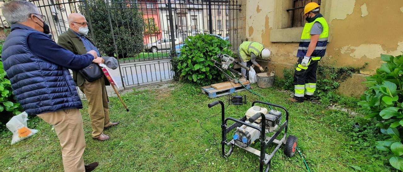 Operarios trabajando en el estudio de una de las fachadas de la iglesia. | A. I.