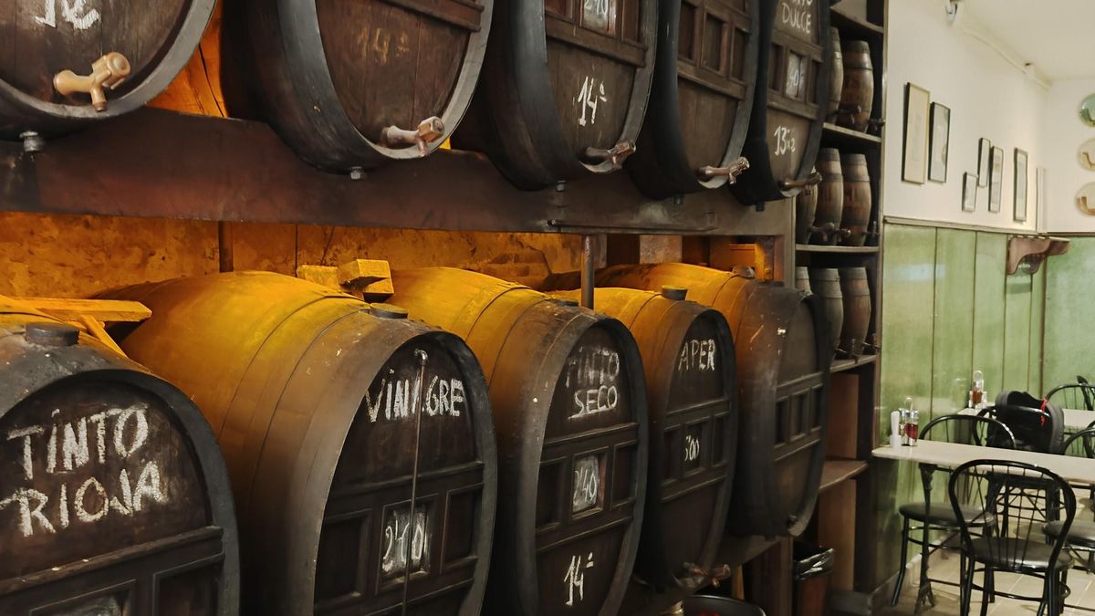 La sala de Bodega Manolo mantiene su identidad gracias a las viejas barricas de vino.