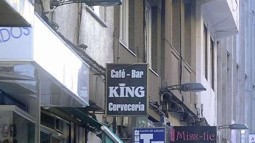 Los vecinos de la calle Barcelona, ayer, durante el registro en el bar King y su pensión. / víctor echave