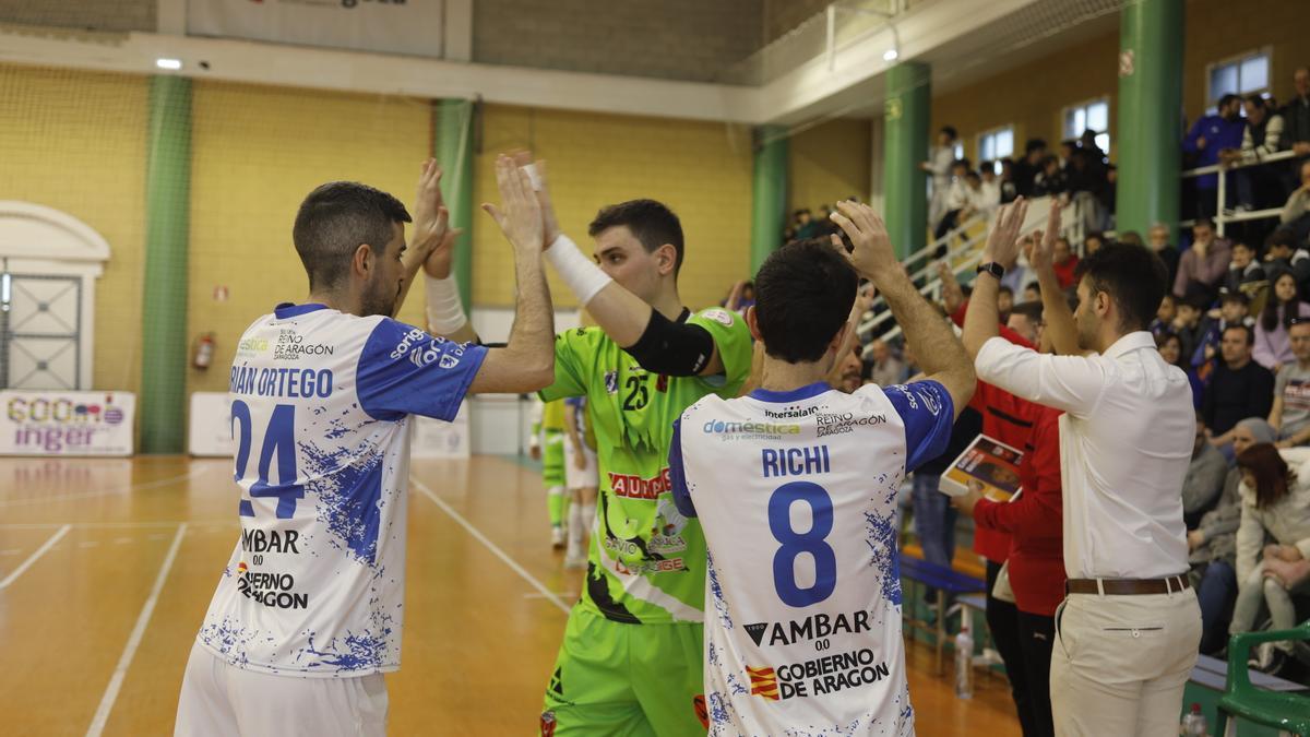 Los jugadores del Sala 10, antes del derbi en La Granja.