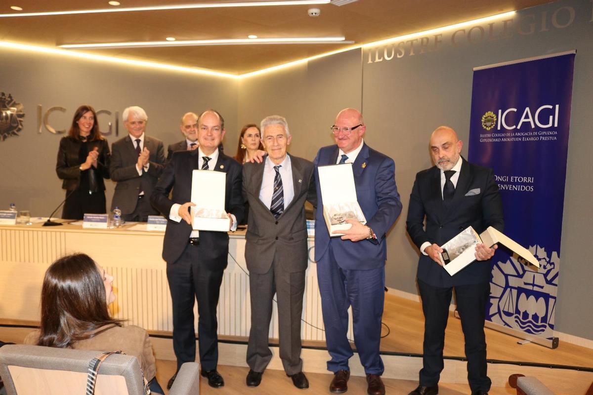 Agustín Ferrer, Jesús Muñoz y José Soriano recogieron el reconocimiento como decanos de los colegios de Alzira, Sueca y València.