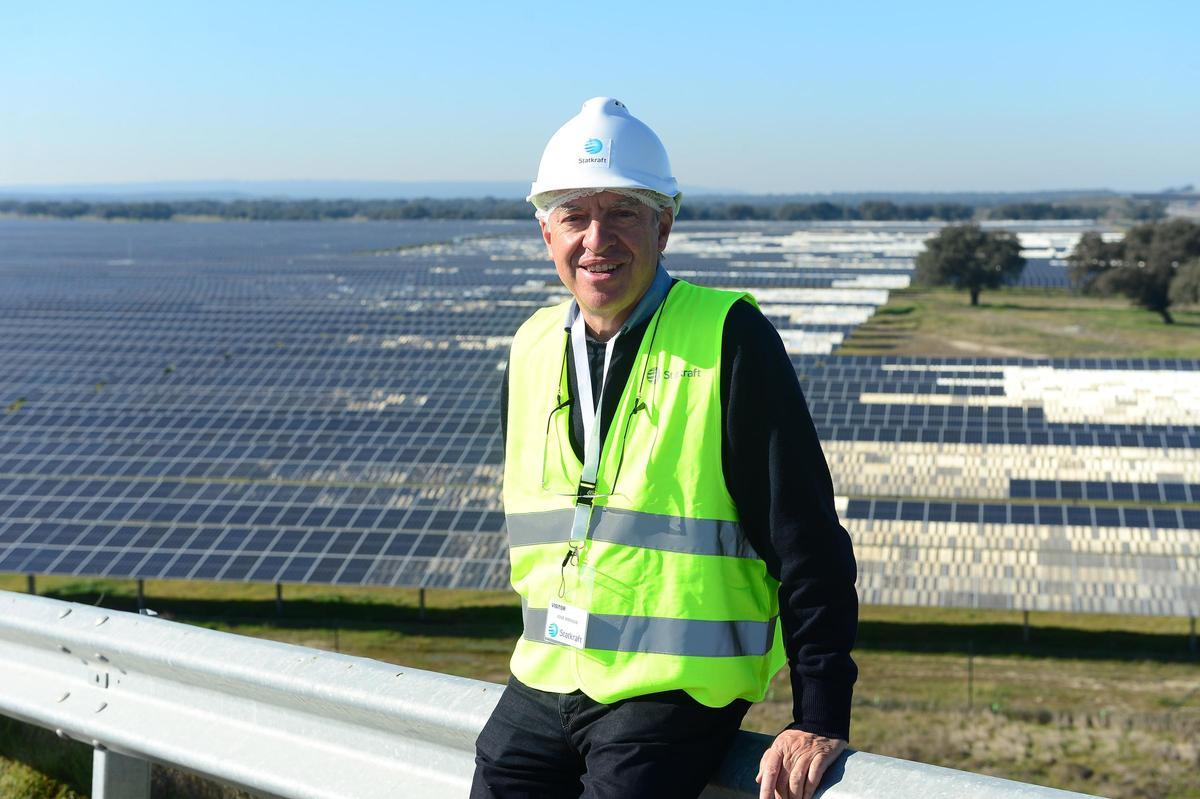 Donoso durante una visita en 2022 a una planta fotovoltaica en Talayuela.