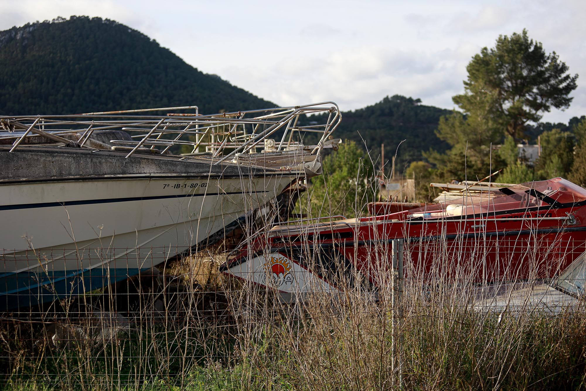 Retirada de barcos almacenados ilegalmente en Cala Tarida